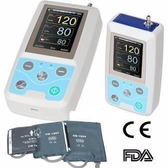 Monitor ABPM50 con sus dos brazaletes intercambiables y certificaciones FDA y CE