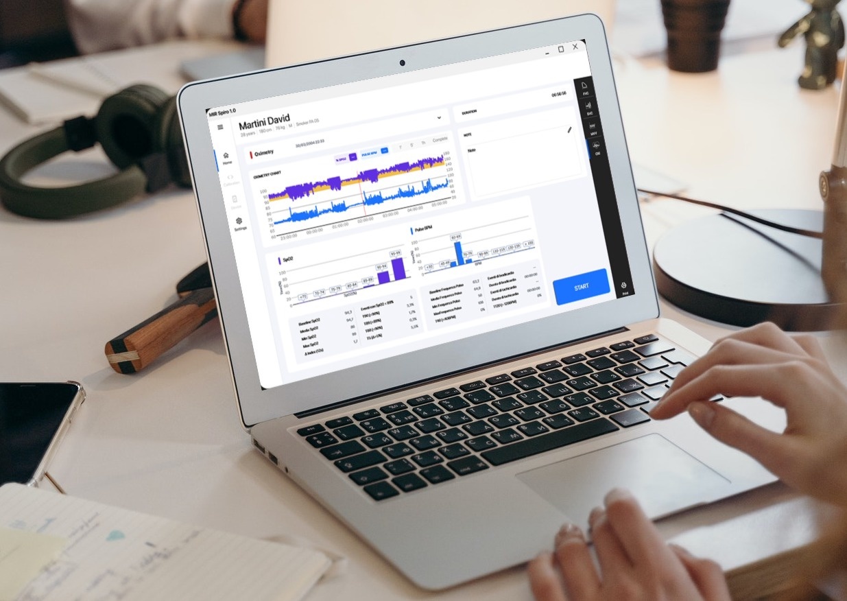Estudio de oximetría en el software MIR Spiro, revisado en una laptop sobre el escritorio